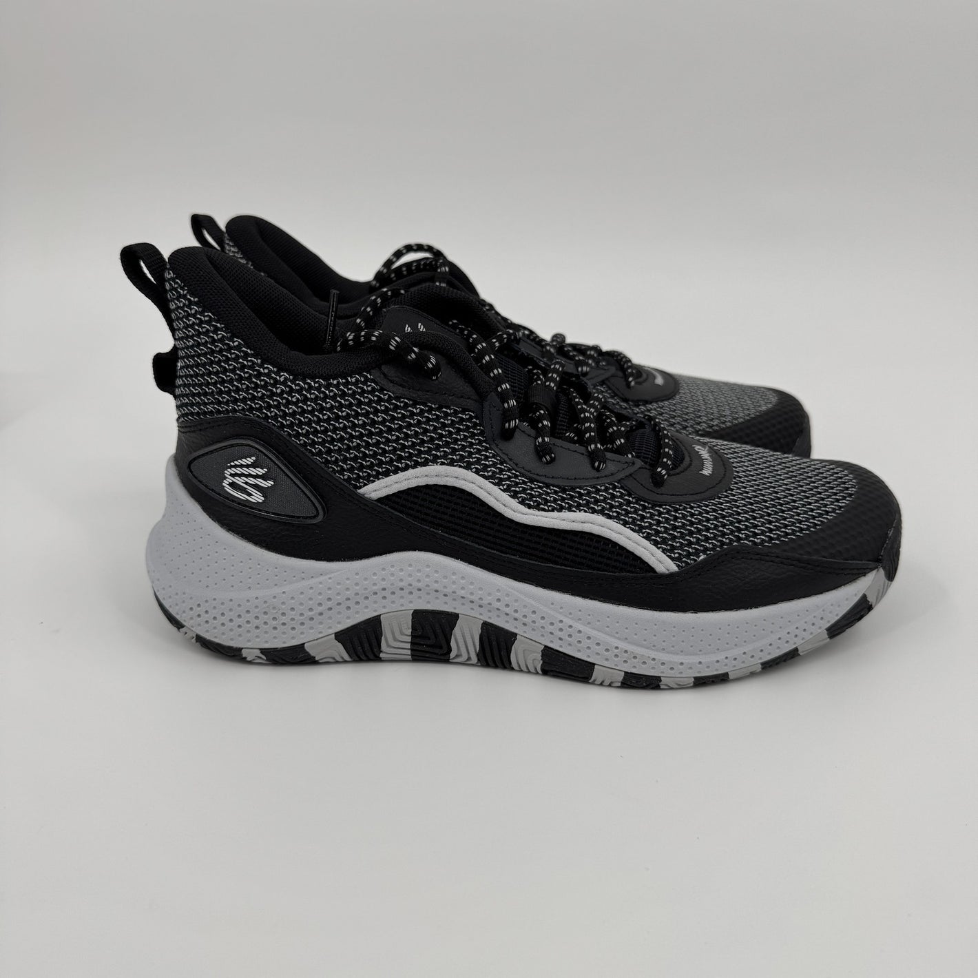 Under Armour - Unisex Curry 3Z 24 Shoes, Color Black (001), Size: 8 M US Mens / 9.5 M US Womens