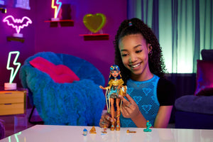 Monster High Cleo De Nile Doll in Golden Blouse & Layered Skirt, Includes Pet Cobra Hissette & Accessories Like a Backpack, Snack & Scroll