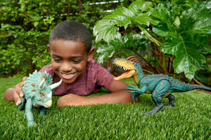 Mattel Jurassic World Gigantic Trackers Action Figure, Triceratops Dinosaur Toy with Headbutt Attack, Evolved Horn Feature & Digital Play